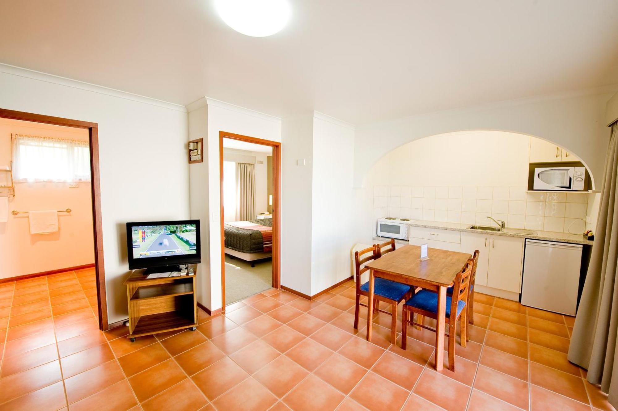 Redwood Manor Motel Apartments Warrnambool Exterior photo