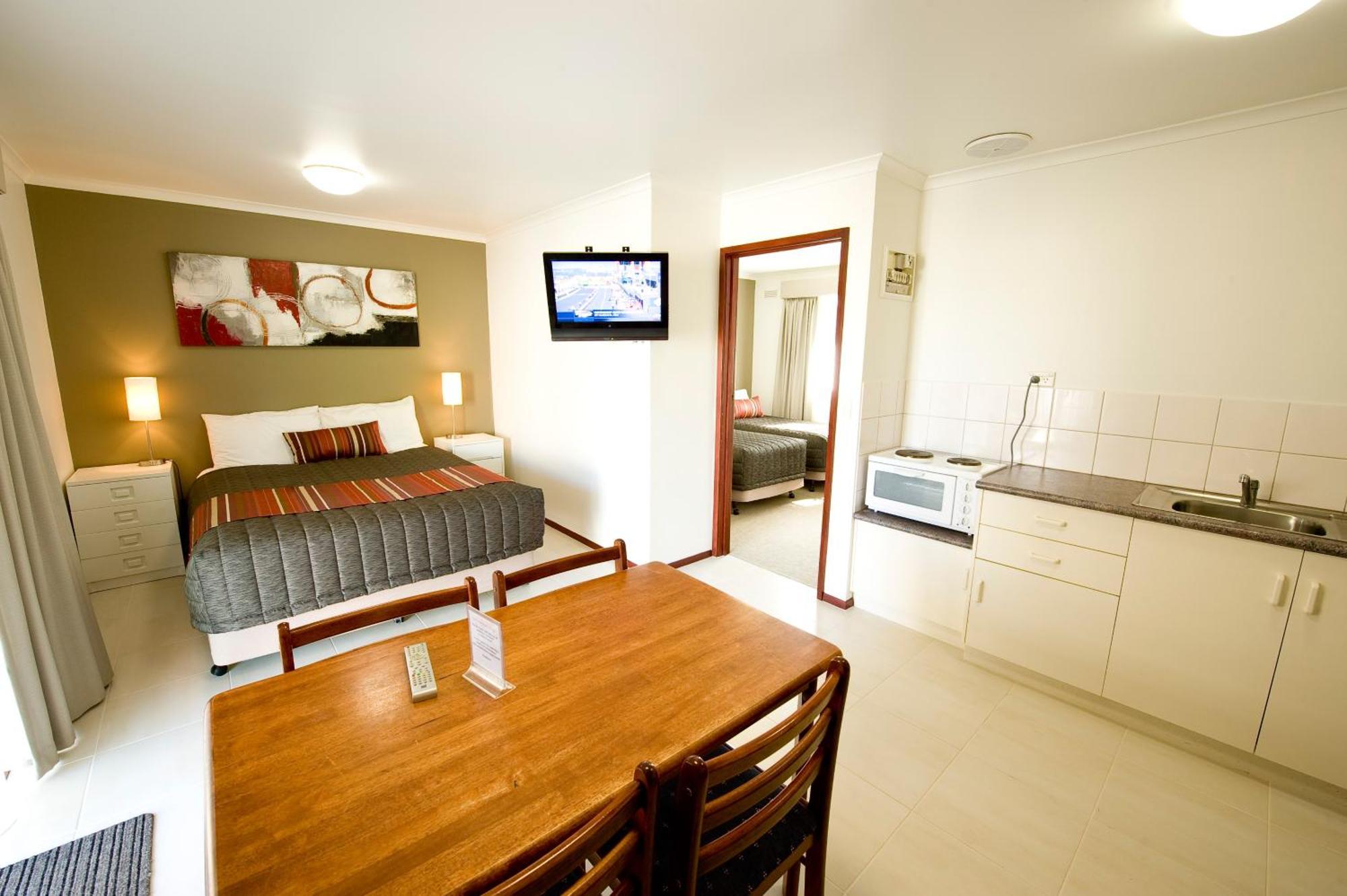 Redwood Manor Motel Apartments Warrnambool Exterior photo