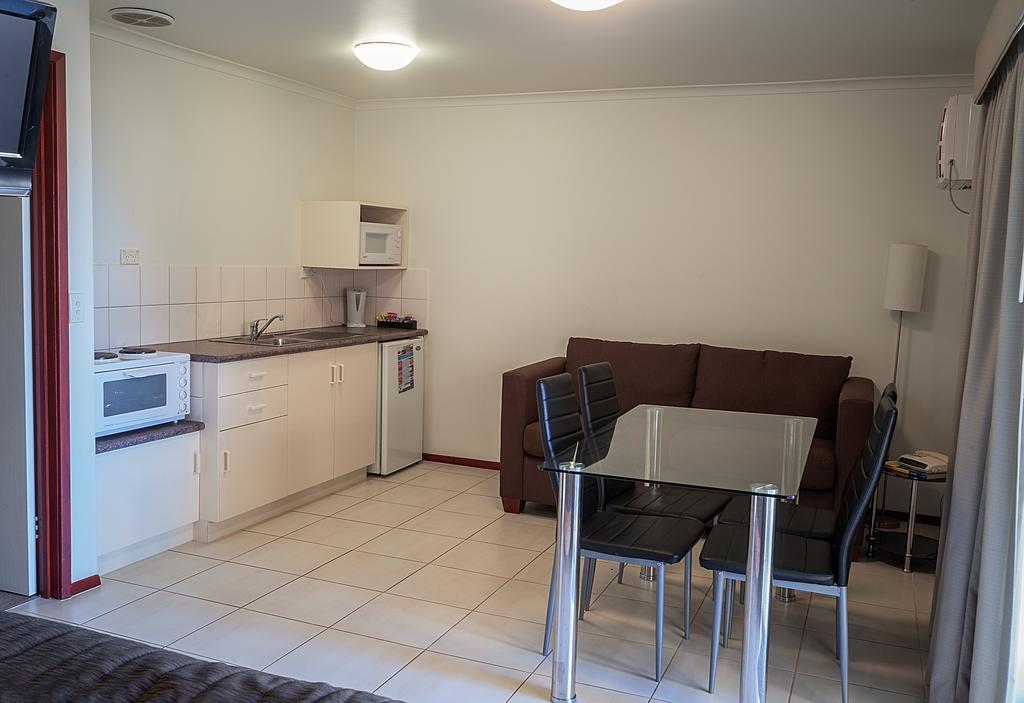 Redwood Manor Motel Apartments Warrnambool Exterior photo