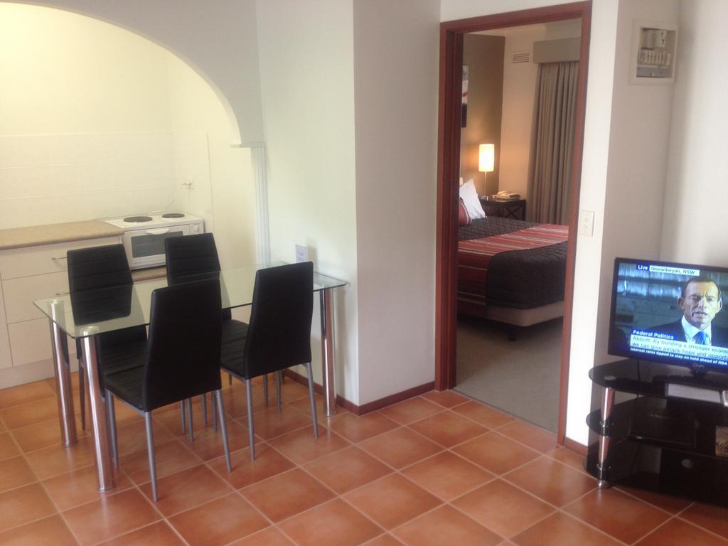 Redwood Manor Motel Apartments Warrnambool Exterior photo